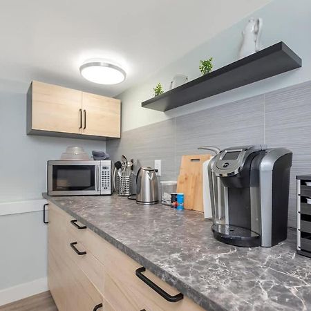 Quaint 1 Bedroom Lower Suite In Victoria, Bc Kültér fotó