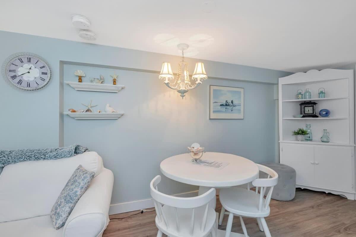 Quaint 1 Bedroom Lower Suite In Victoria, Bc Kültér fotó