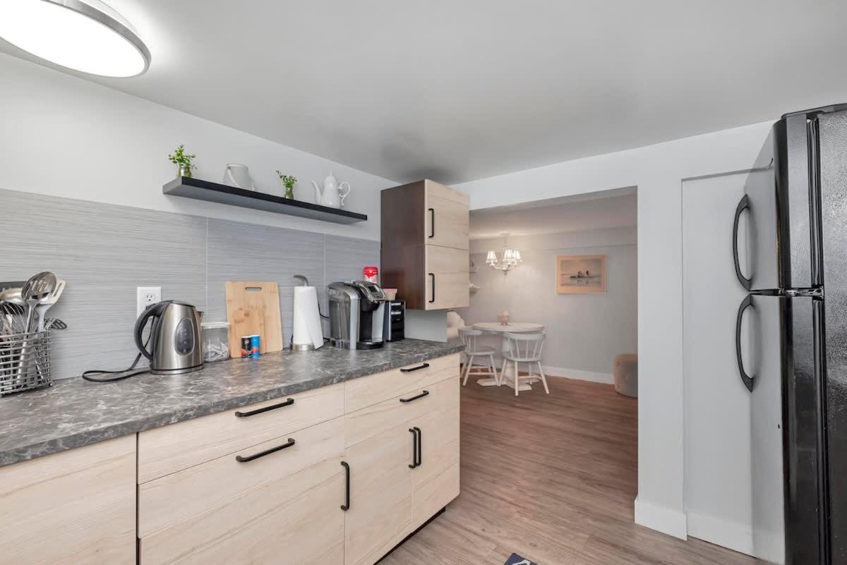 Quaint 1 Bedroom Lower Suite In Victoria, Bc Kültér fotó