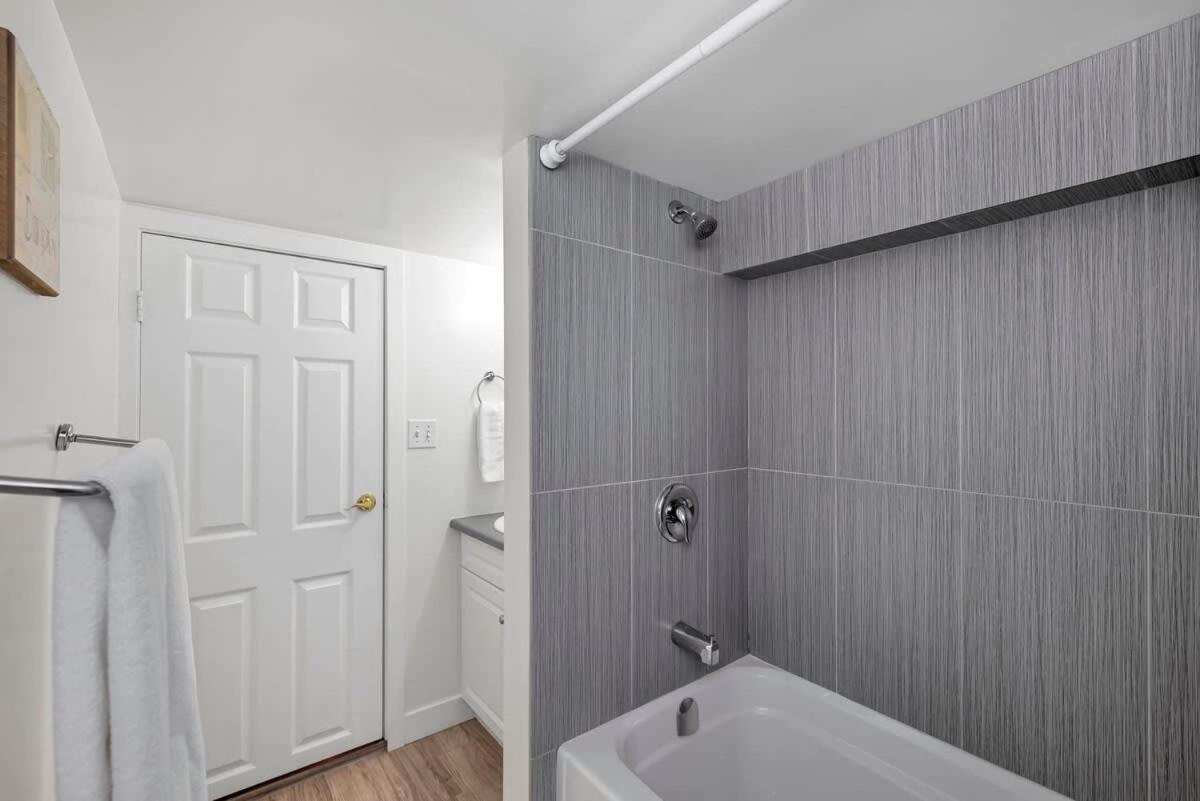 Quaint 1 Bedroom Lower Suite In Victoria, Bc Kültér fotó