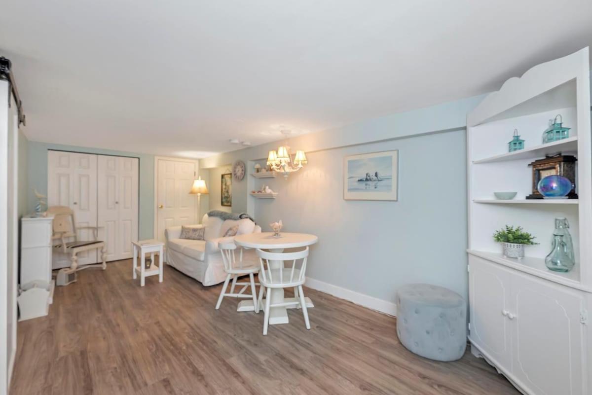 Quaint 1 Bedroom Lower Suite In Victoria, Bc Kültér fotó