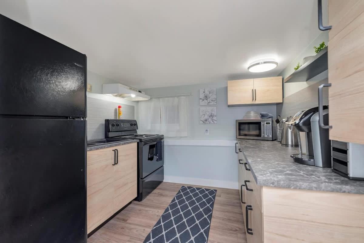 Quaint 1 Bedroom Lower Suite In Victoria, Bc Kültér fotó