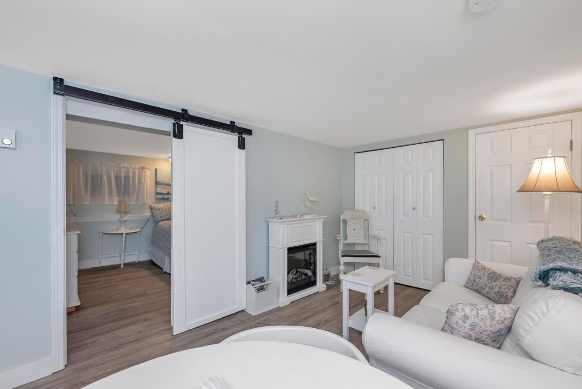 Quaint 1 Bedroom Lower Suite In Victoria, Bc Kültér fotó