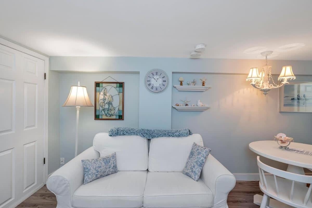 Quaint 1 Bedroom Lower Suite In Victoria, Bc Kültér fotó
