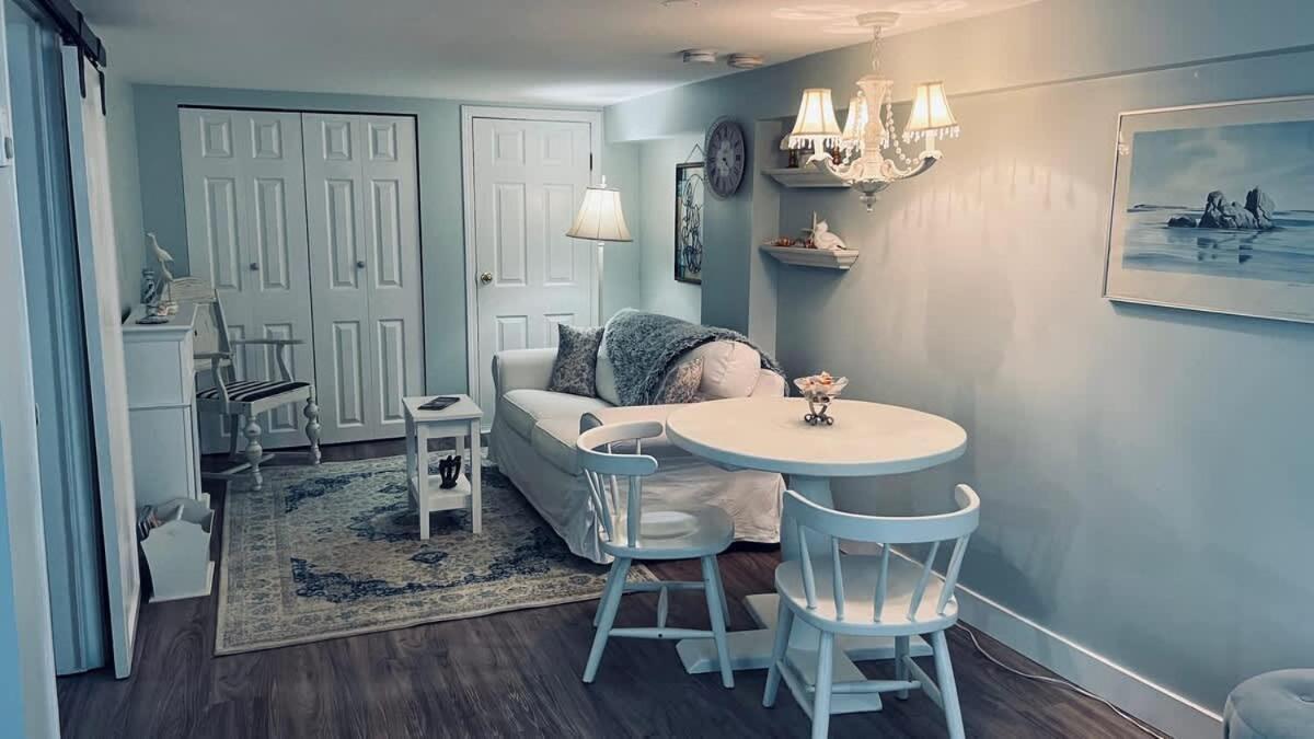 Quaint 1 Bedroom Lower Suite In Victoria, Bc Kültér fotó