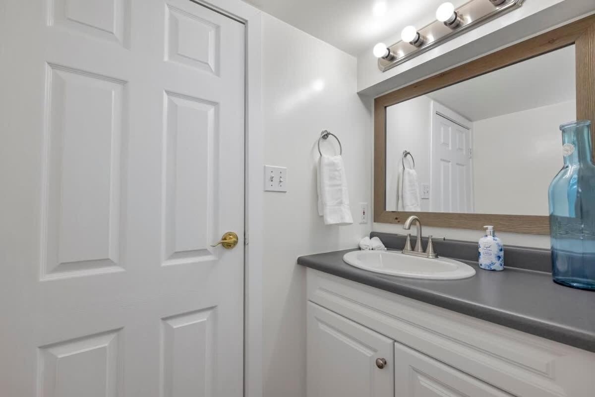 Quaint 1 Bedroom Lower Suite In Victoria, Bc Kültér fotó