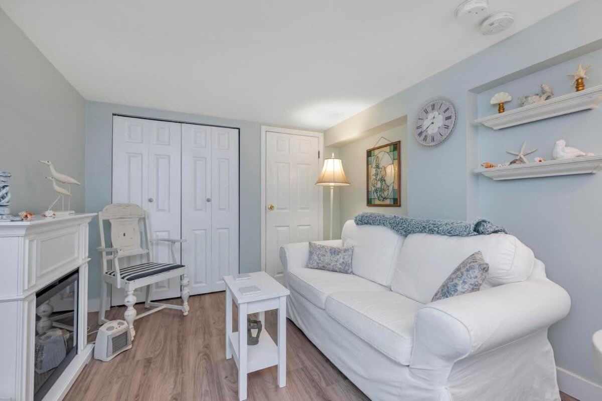 Quaint 1 Bedroom Lower Suite In Victoria, Bc Kültér fotó